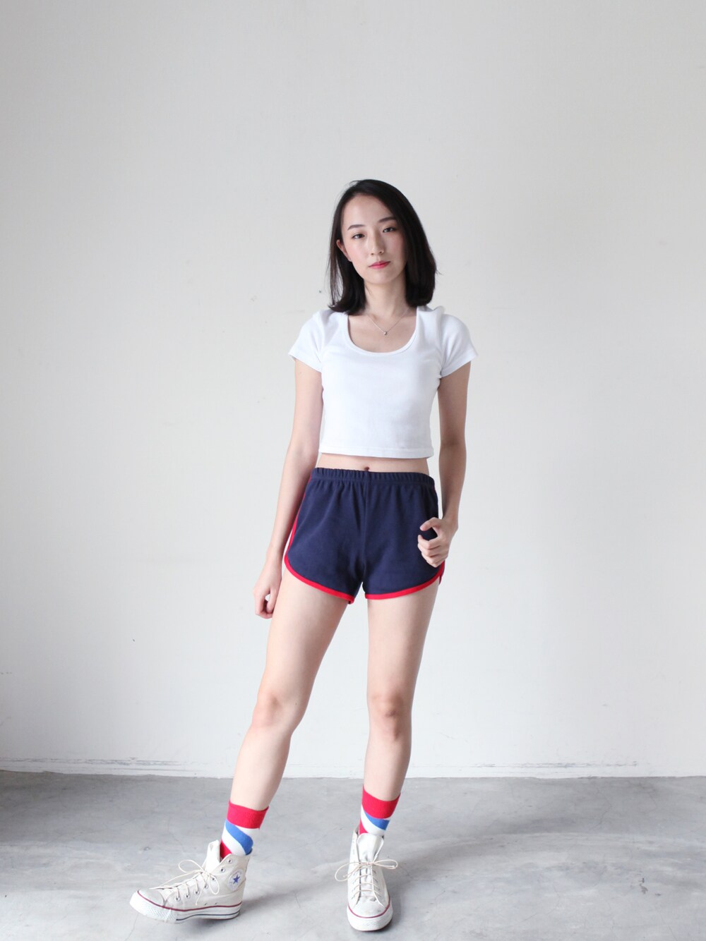 「TEE、American Apparel、shorts、blue、white、aroommodel」｜「American Apparel INTERLOCK RUNNING SHORT 運動短褲（カーゴパンツ、ブルー系）」を使った、AROOMMODELさん（レディース・165cm）の春コーディネートの1枚目の写真