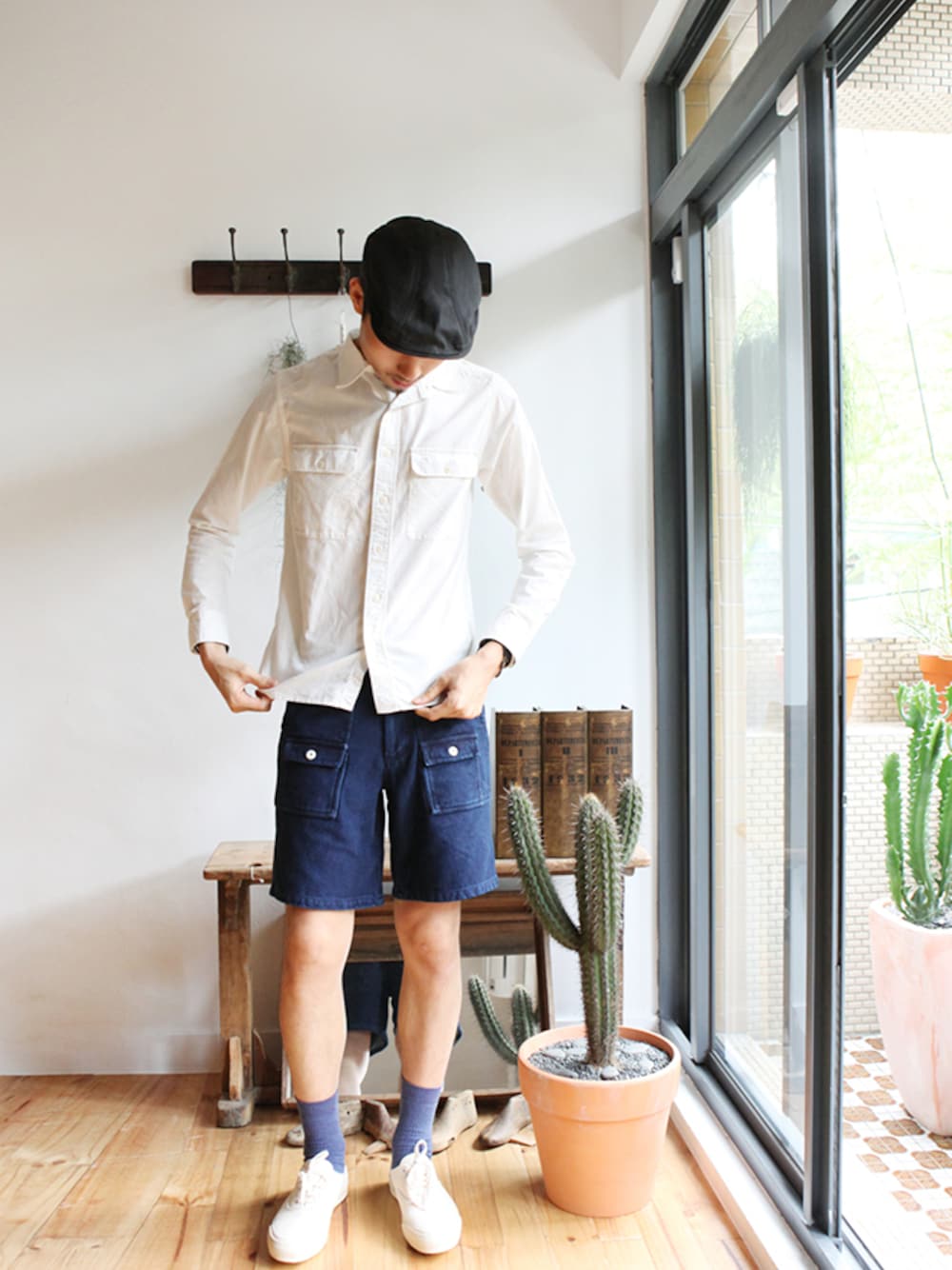 ホワイト系のシャツ/ブラウス、ブルー系のその他パンツを着用したメンズの春コーディネートの1枚目の写真