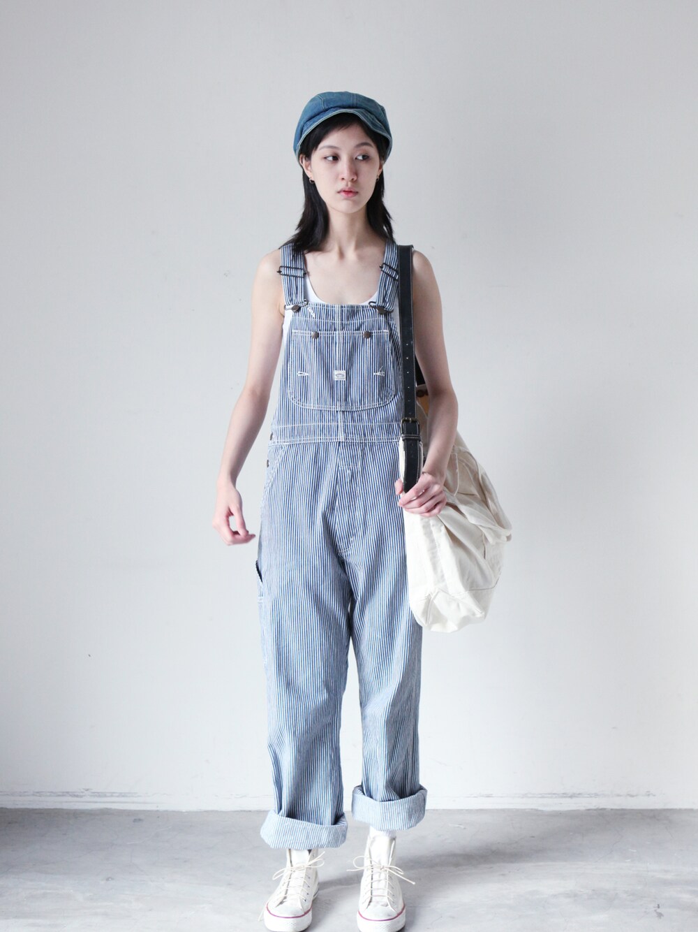 ブルー系のサロペット/オーバーオールを着用したレディースの春コーディネートの1枚目の写真