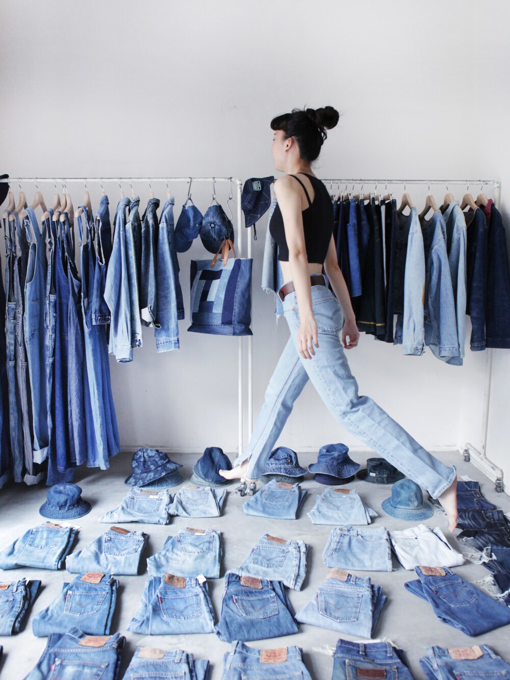 ブルー系のデニムパンツを着用したレディースの夏コーディネートの1枚目の写真