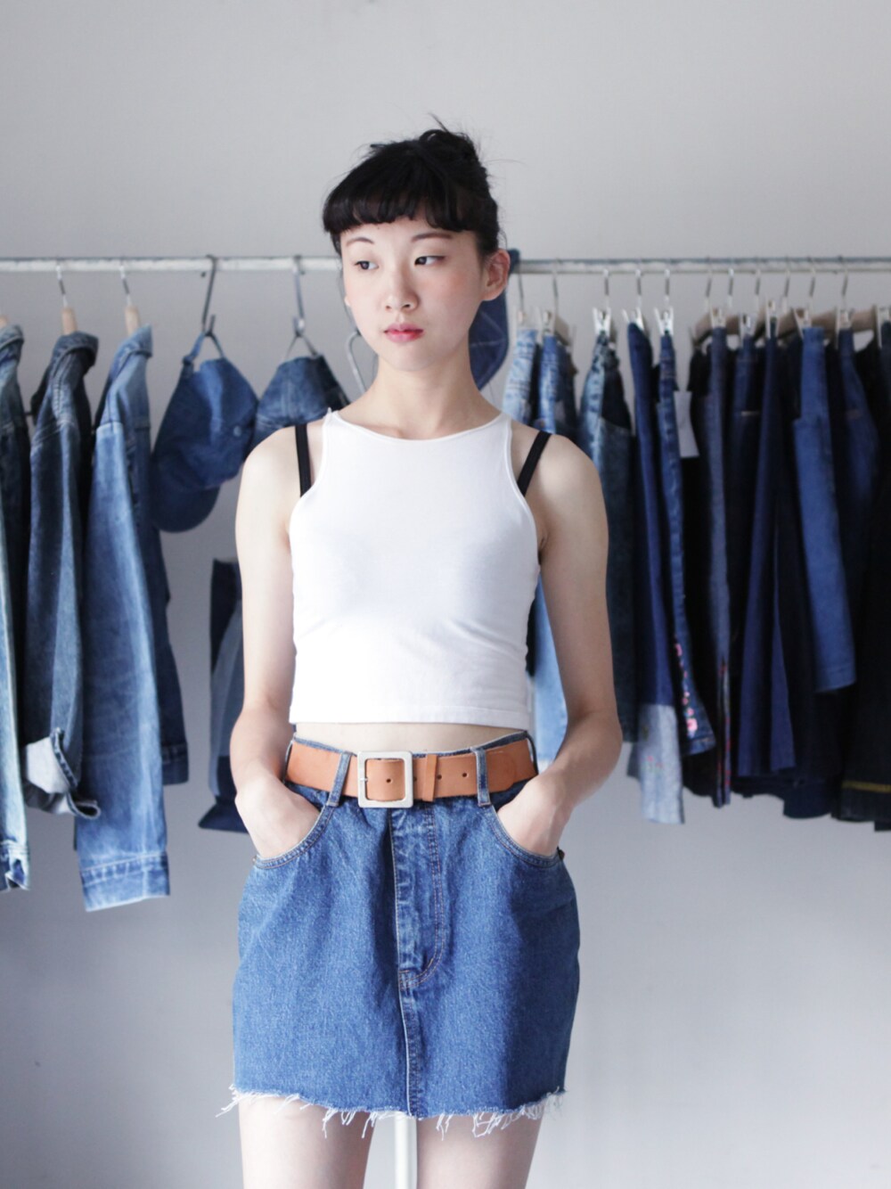 ブルー系のデニムスカートを着用したレディースの夏コーディネートの1枚目の写真