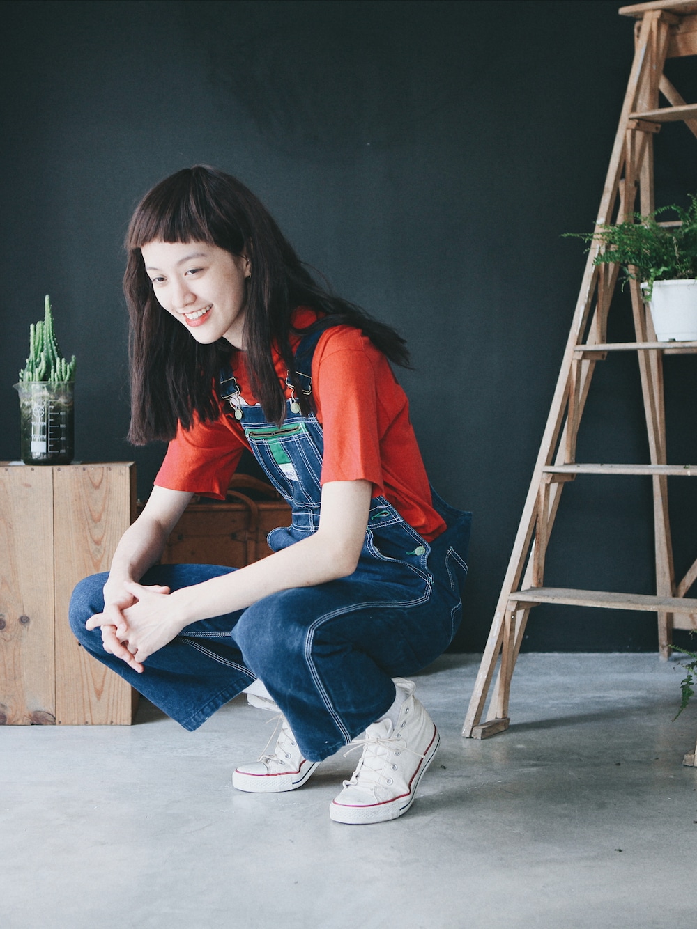 「VINTAGE、 古着、converse、古著、 古着MIX、 TEE、TAIPEI、 牛仔、 吊帶褲、 美式Tee」｜「VINTAGEのVintage 牛仔吊帶褲（サロペット/オーバーオール、ブルー系）」を使った、AROOMMODELさん（レディース・165cm）の夏コーディネートの1枚目の写真