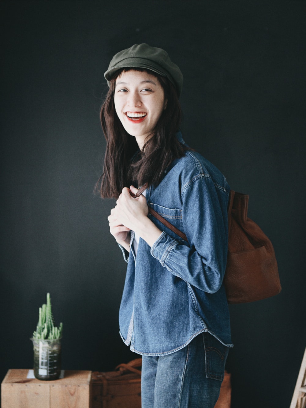 「vintage、 古着、COACH、 古着MIX、 TEE、 牛仔、 絲巾、 古著 、 後背包、 報童帽」｜「VINTAGEのVintage 牛仔外套（デニムジャケット、ブルー系）」を使った、AROOMMODELさん（レディース・165cm）の夏コーディネートの1枚目の写真