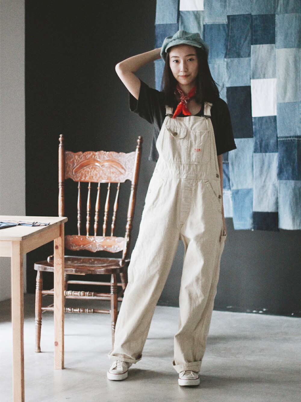 「VINTAGE、 古着、converse、 古着MIX、 牛仔、aroommodel、 絲巾、 古著 、 報童帽、 吊帶褲」｜「VINTAGEのVintage 牛仔報童帽（キャスケット、ブルー系）」を使った、AROOMMODELさん（レディース・165cm）の夏コーディネートの1枚目の写真