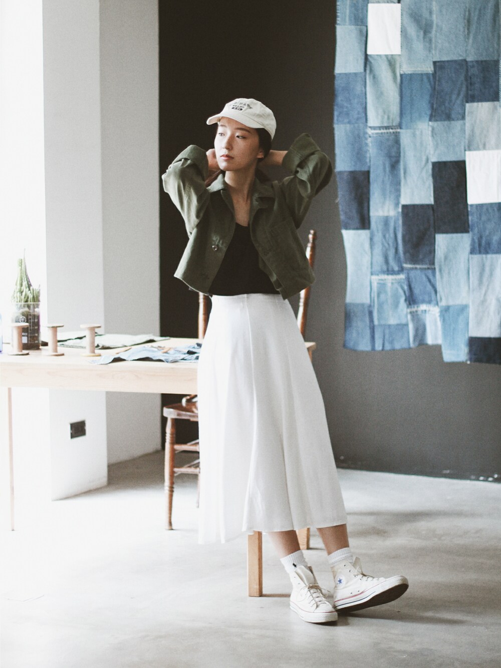 「VINTAGE、 古着、converse、 古着MIX、 棒球帽、aroommodel、 ARMY、 古著 、 老帽、 長裙」｜「VINTAGEのF5 Vintage 美軍短版外套 （ブルゾン、グリーン系）」を使った、AROOMMODELさん（レディース・165cm）の夏コーディネートの1枚目の写真
