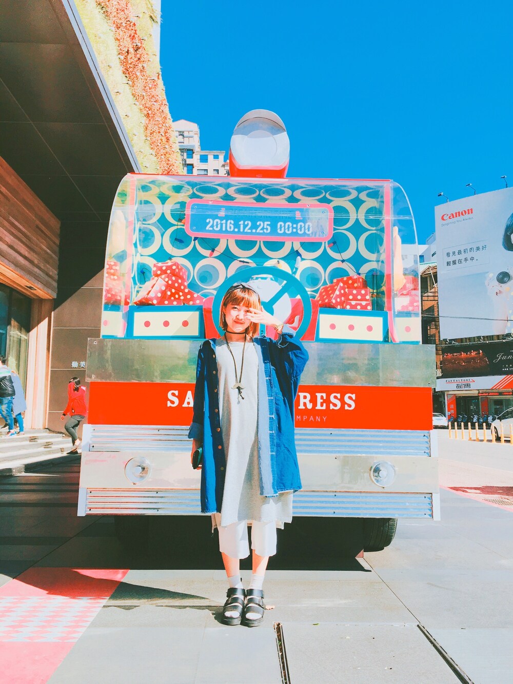 「ootd、outfit、autumn、STYLE、oversize、denim、streetstyle、blue、white」｜「PORTERのアイテム（財布、グリーン系）」を使った、Vianliuさん（レディース・153cm）の秋コーディネートの1枚目の写真