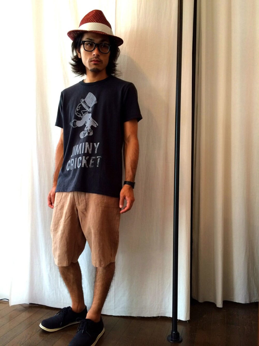 ブラック系のTシャツ/カットソー、ブルー系のその他パンツ、その他のハットを着用したメンズの夏コーディネートの1枚目の写真