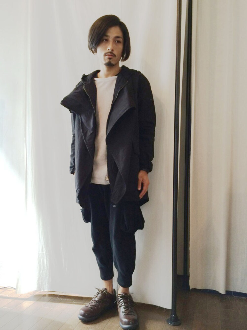 「スウェットパンツ、モッズコート、ミリタリー、ドルマン、秋のコーデ、レザーシューズ、仙台、クロップドパンツ、VIRGO」｜「VIRGOwearworksのcrepe mods coat（モッズコート、その他）」を使った、yusuke kanekoさん（メンズ・168cm）の秋コーディネートの1枚目の写真