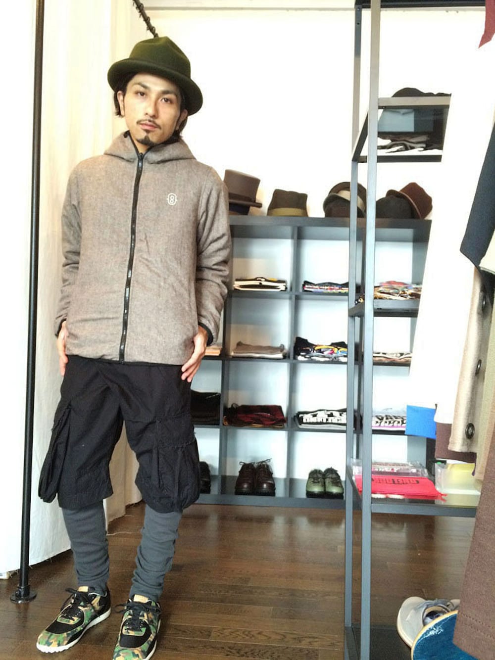 「スニーカー、ミリタリー、レイヤード、カモフラ、迷彩、ハット、リバーシブル、カーゴパンツ、仙台、フェルトハット」｜「VIRGOwearworksの2 SHADOW OBLIQUES（カーゴパンツ、その他）」を使った、yusuke kanekoさん（メンズ・168cm）の秋コーディネートの1枚目の写真