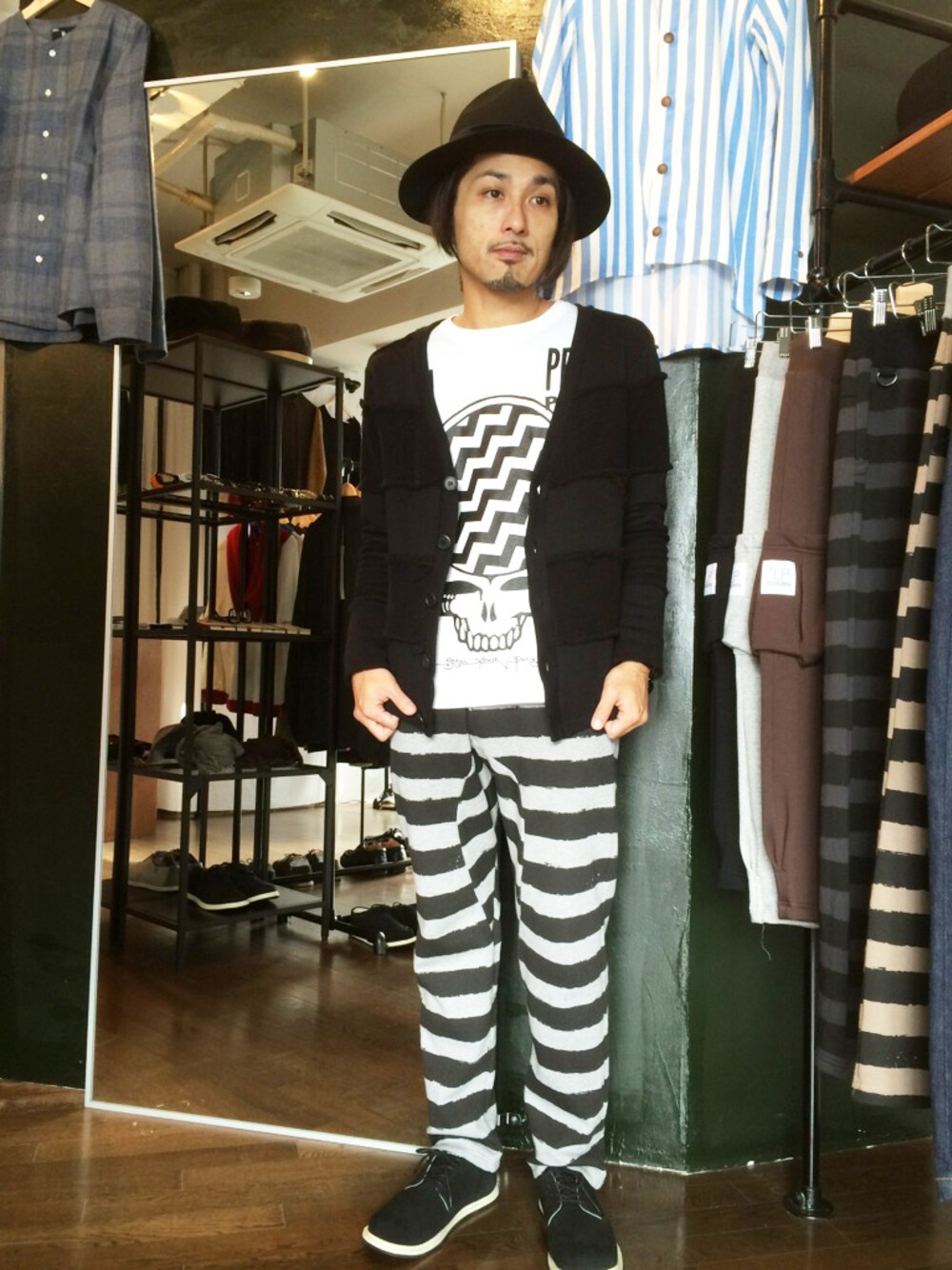 「スウェットパンツ、ボーダー、Tシャツ、ハット、仙台、ラフ、スエードシューズ、白Tシャツ、黒ハット、フェルトハット」｜「Spiralgardenのboonies（ハット、ブラック系）」を使った、yusuke kanekoさん（メンズ・168cm）の秋コーディネートの1枚目の写真