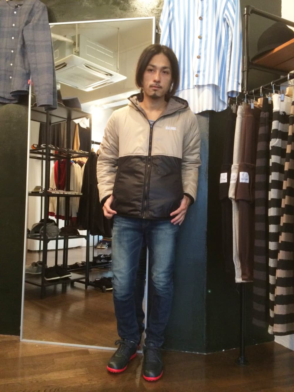 「テーパードパンツ、スニーカー、デニム、リバーシブル、スポーツミックス、仙台、ランニングシューズ」｜「ONELOCKのREVERSIBLE JACKET（ナイロンジャケット、ベージュ系）」を使った、yusuke kanekoさん（メンズ・168cm）の秋コーディネートの1枚目の写真