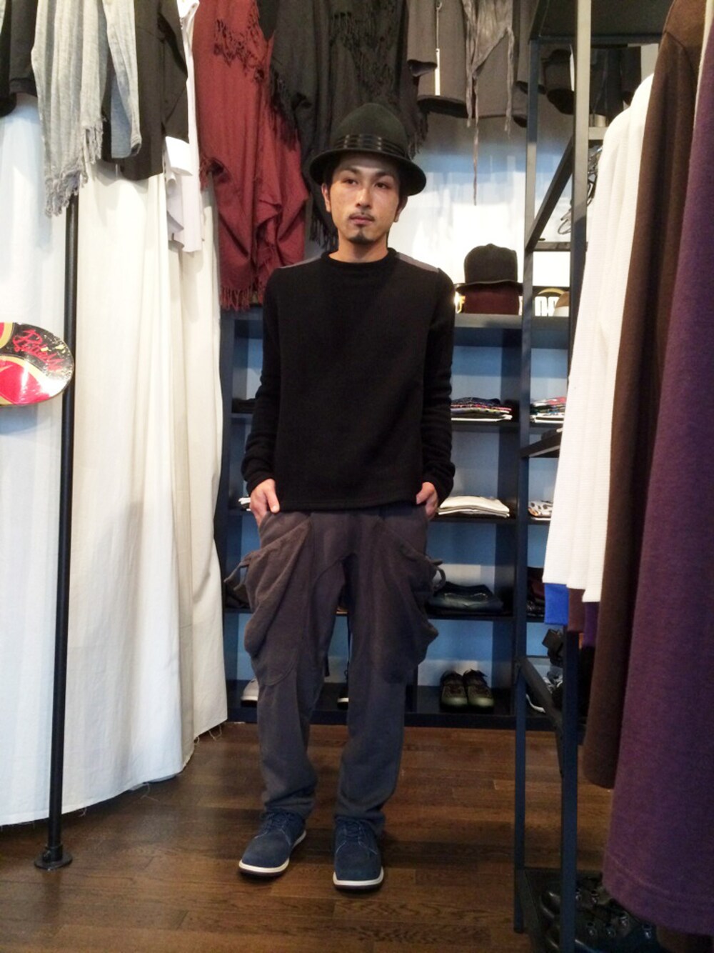 「スウェットパンツ、スニーカー、ニット、ミリタリー、黒、ハット、サルエルパンツ、カーゴパンツ、仙台、カーキのカーゴパンツ」｜「SpiralgardenのFelt 中折れハット（ハット、ブラック系）」を使った、yusuke kanekoさん（メンズ・168cm）の秋コーディネートの1枚目の写真