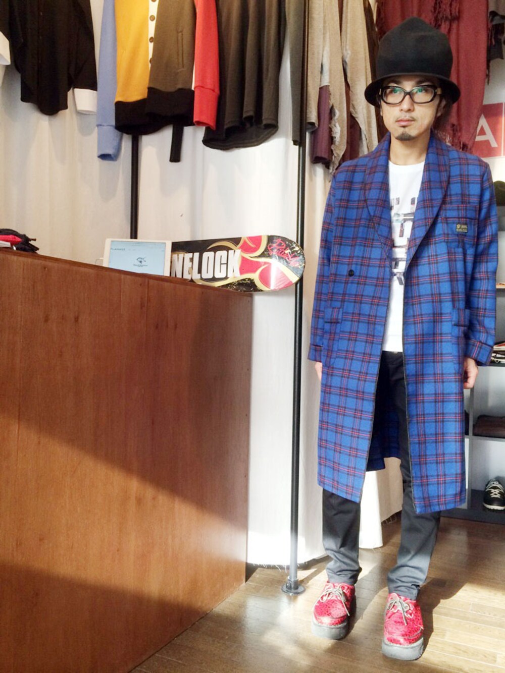 「スキニー、Tシャツ、ラバーソール、めがね、ハット、ガウン、仙台、黒スキニー、白Tシャツ、フェルトハット」｜「SpiralgardenのMATTERHORN SNOW（ハット、ブラック系）」を使った、yusuke kanekoさん（メンズ・168cm）の冬コーディネートの1枚目の写真