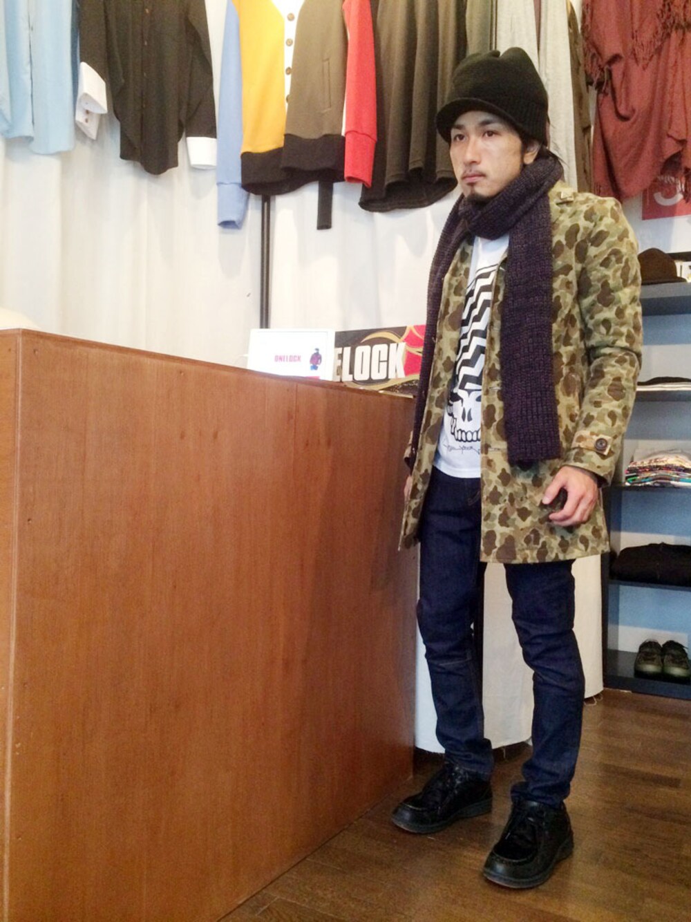 「テーパードパンツ、デニム、ニット帽、カモフラ、マフラー、Tシャツ、迷彩、ショップコート、仙台、黒のニットキャップ」｜「ONELOCKのツバ付きニットキャップ（ニットキャップ/ビーニー、ブラック系）」を使った、yusuke kanekoさん（メンズ・168cm）の冬コーディネートの1枚目の写真