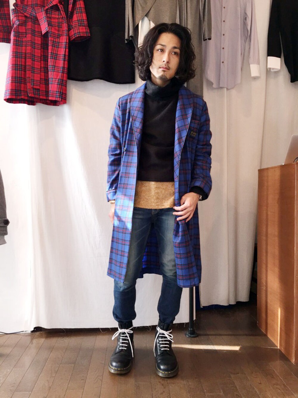 「チェック、ニット、デニム、ブーツ、Dr.Martens、マーチン、ガウン、タートルネック、仙台、バレンタインデートスタイル」｜「Royal PussyのTARTAN WOOL PIPING ROBE（その他アウター、ブルー系）」を使った、yusuke kanekoさん（メンズ・168cm）の冬コーディネートの1枚目の写真