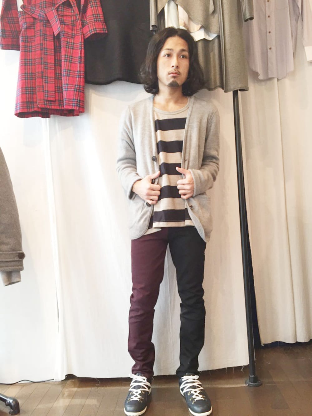 グレー系のカーディガン/ボレロ、ベージュ系のニット/セーター、その他のその他パンツを着用したメンズの冬コーディネートの1枚目の写真