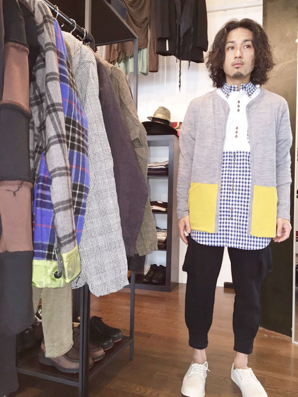 グレー系のカーディガン/ボレロ、ブルー系のシャツ/ブラウス、ブラック系のその他パンツを着用したメンズの冬コーディネートの1枚目の写真