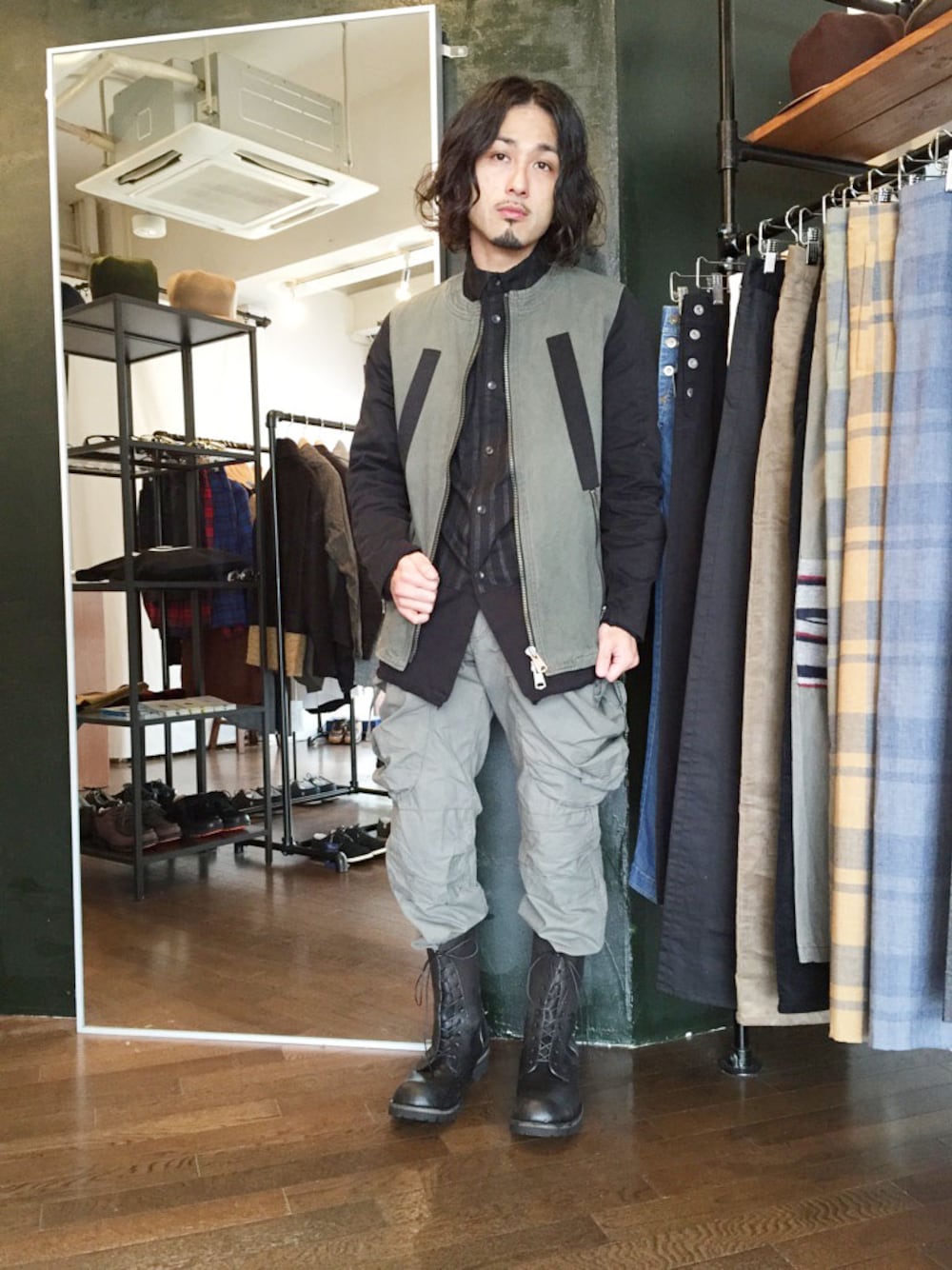 その他のミリタリージャケット、ブラック系のシャツ/ブラウス、その他のカーゴパンツを着用したメンズの春コーディネートの1枚目の写真