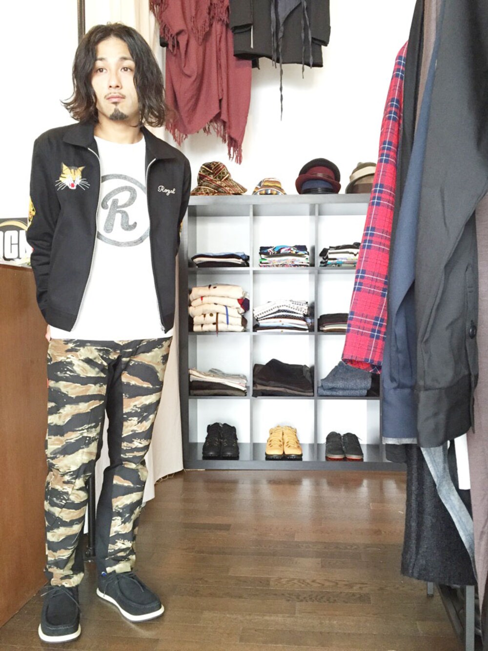 「ロック、カモフラ、刺繍、迷彩、仙台、モカシン、春、パンク、白Tシャツ」｜「Royal PussyのCALIFORNIA TWELL JACKET（その他アウター、ブラック系）」を使った、yusuke kanekoさん（メンズ・168cm）の春コーディネートの1枚目の写真