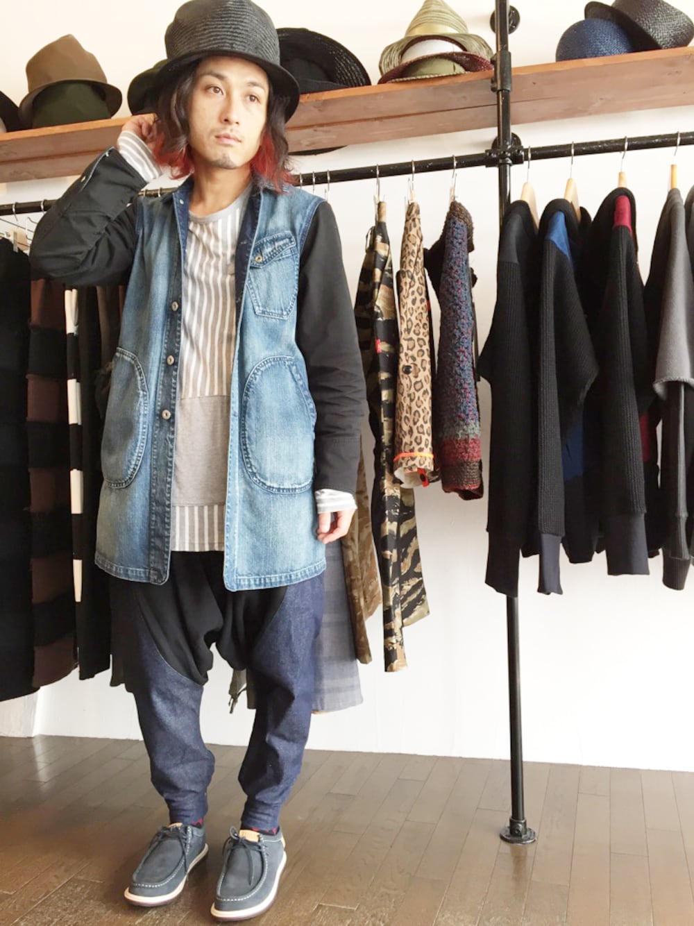 「デニム、デニムジャケット、ハット、サルエルパンツ、デニムパンツ、仙台、ロング丈、デニム オン デニム、ストローハット、VIRGO」｜「SpiralgardenのMt.ROCKY SUMMER HAT（ハット、ブラック系）」を使った、yusuke kanekoさん（メンズ・168cm）の春コーディネートの1枚目の写真