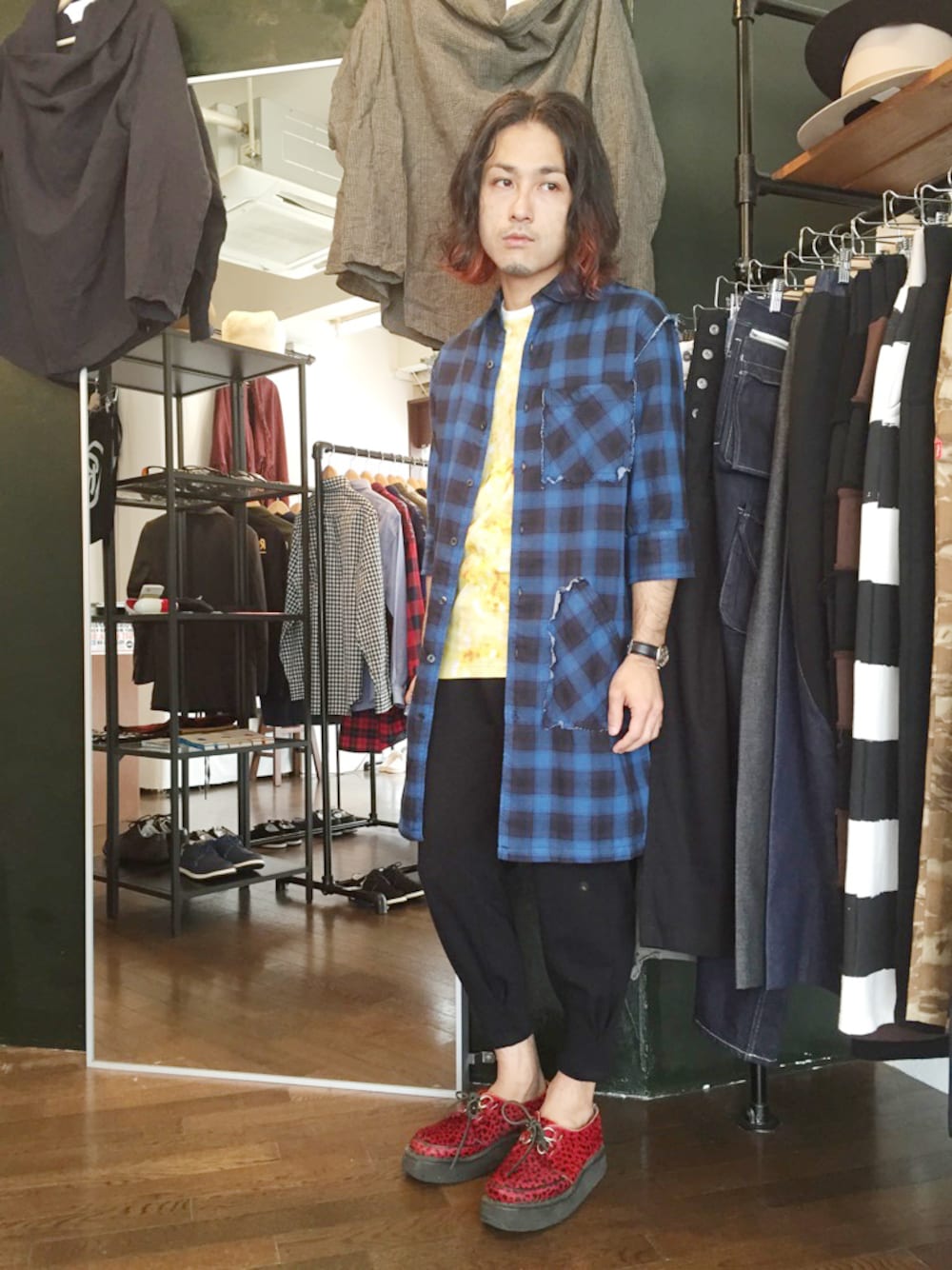 「チェック、スウェットパンツ、チェックシャツ、ロングシャツ、仙台、クロップドパンツ、ロング丈、GEORGE COX、ジョージコックス、ガーゼシャツ」｜「VIRGOwearworksのGauze check long shirts（シャツ/ブラウス、ブルー系）」を使った、yusuke kanekoさん（メンズ・168cm）の春コーディネートの1枚目の写真