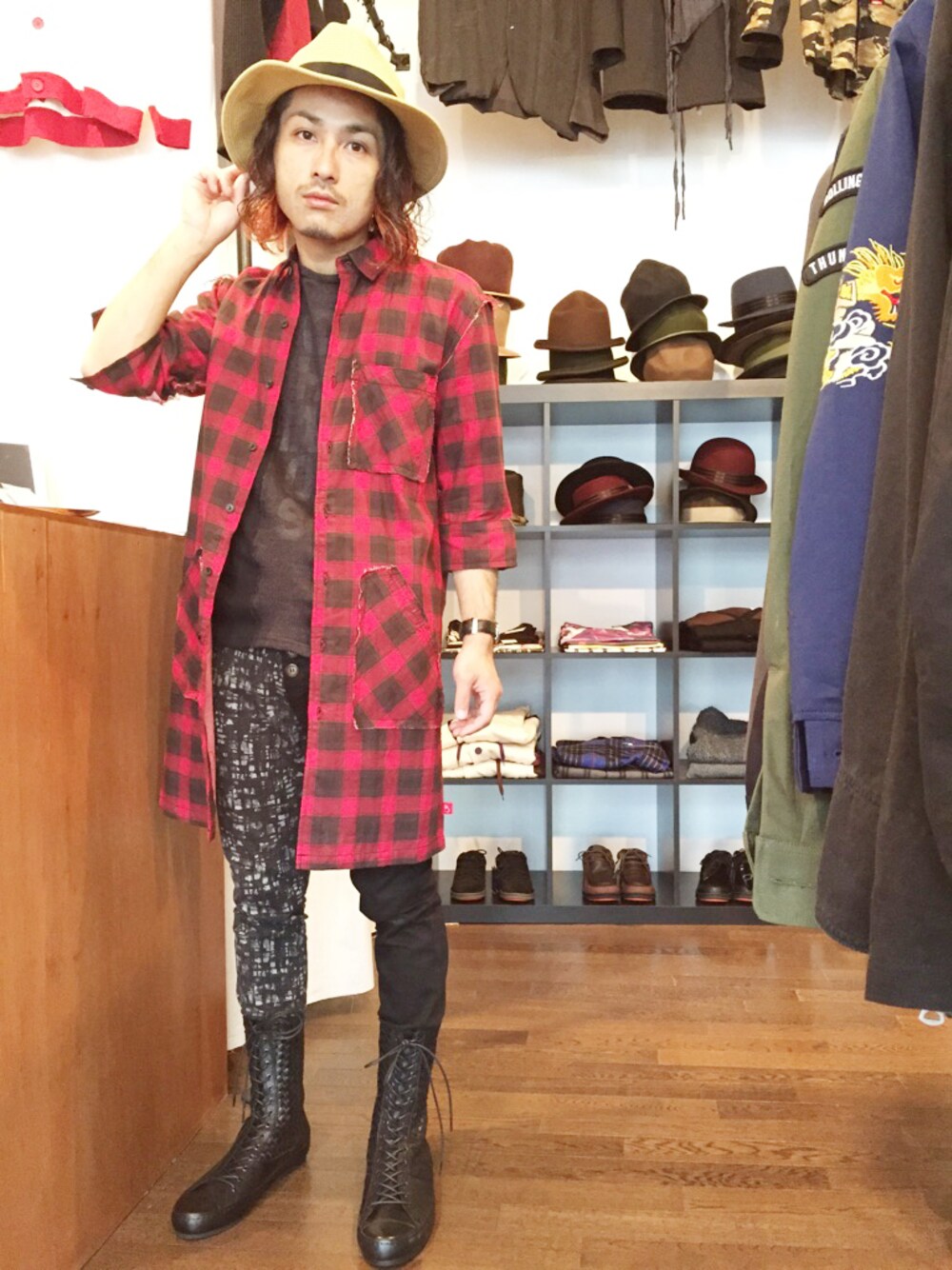 「ブーツ、チェックシャツ、スキニー、ハット、ロングシャツ、仙台、切り替え、ストローハット、麦わら帽子、黒スキニー」｜「VIRGOwearworksのFarmer hat（ハット、ベージュ系）」を使った、yusuke kanekoさん（メンズ・168cm）の春コーディネートの1枚目の写真