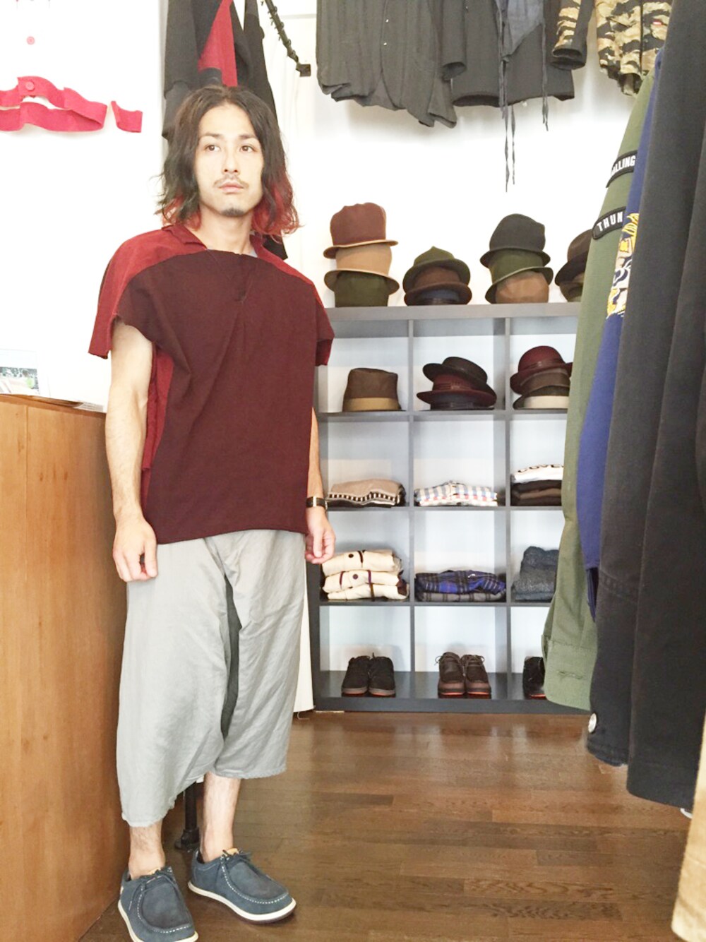 「ビッグシルエット、ボルドー、アシンメトリー、サルエルパンツ、変形、仙台、切り替え、モカシン、クロップドパンツ、カットオフ」｜「SIVAのCUT-OFF SLEEVELESS TEE（Tシャツ/カットソー、レッド系）」を使った、yusuke kanekoさん（メンズ・168cm）の春コーディネートの1枚目の写真