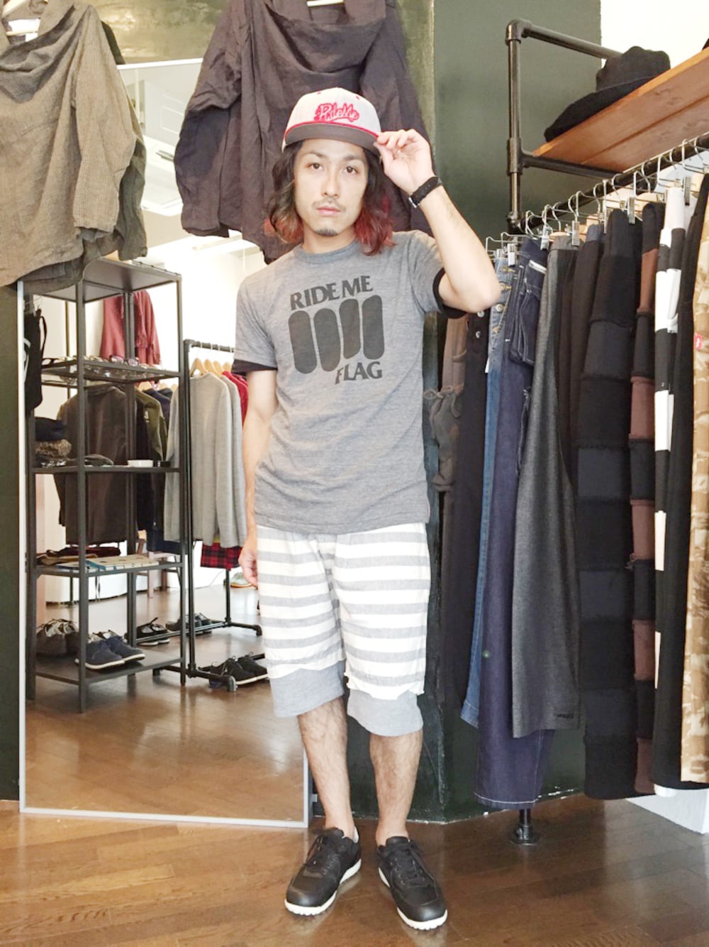 「スニーカー、ボーダー、夏、キャップ、ショートパンツ、Tシャツ、ストリート、帽子、仙台、スナップバック」｜「Ride MeのLOGO SNAP BACK CAP（キャップ、グレー系）」を使った、yusuke kanekoさん（メンズ・168cm）の夏コーディネートの1枚目の写真