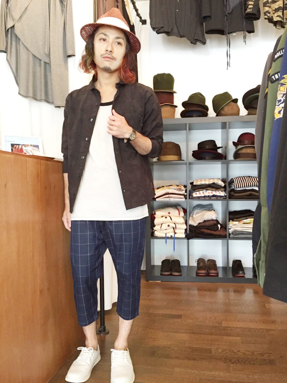 「シャツ、ハット、サルエルパンツ、仙台、白スニーカー、クロップドパンツ、ストローハット、シャツスタイル、麦わら帽子、ホワイトスニーカー」｜「SpiralgardenのKENMA（ハット、レッド系）」を使った、yusuke kanekoさん（メンズ・168cm）の夏コーディネートの1枚目の写真