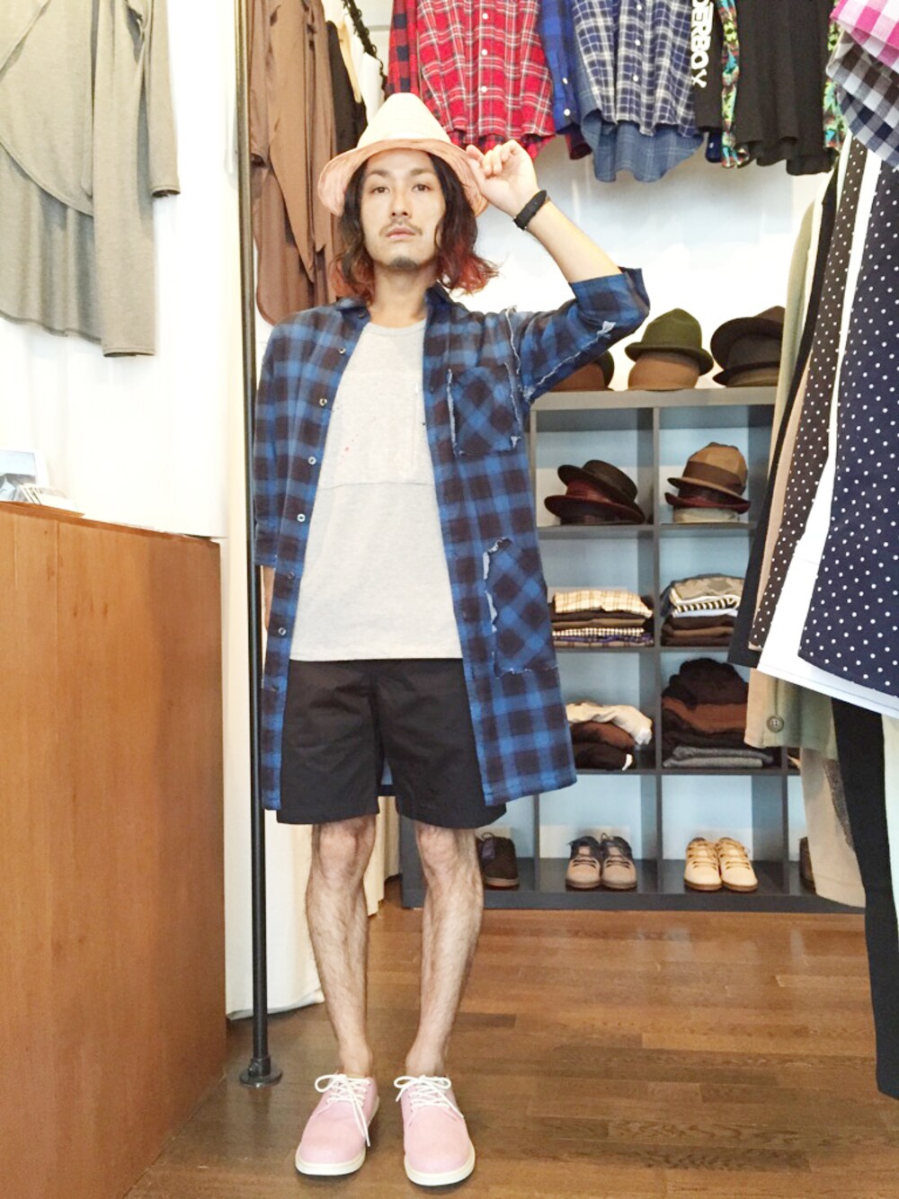 「チェックシャツ、ピンク、ブルー、ショートパンツ、ハット、ロングシャツ、仙台、ストローハット、シャツスタイル、麦わら帽子」｜「quoltのPAINT CUTSEW（Tシャツ/カットソー、グレー系）」を使った、yusuke kanekoさん（メンズ・168cm）の夏コーディネートの1枚目の写真