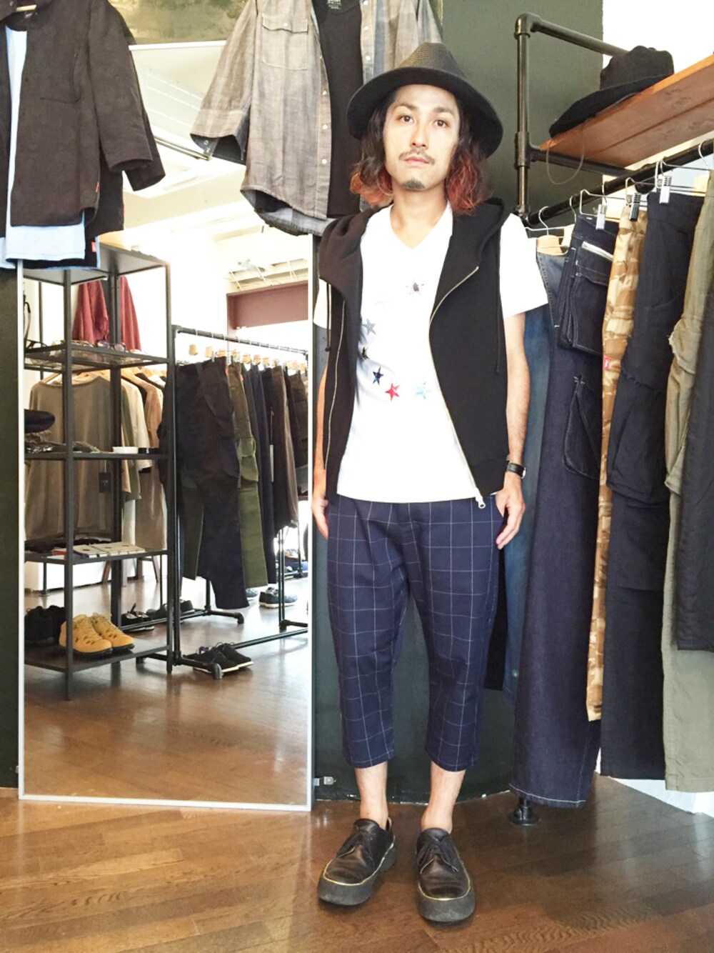 「Tシャツ、ラバーソール、ベスト、ハット、仙台、クロップドパンツ、ウィンドウペン、ストローハット、麦わら帽子、白Tシャツ」｜「quoltのSTAR TEE（Tシャツ/カットソー、ホワイト系）」を使った、yusuke kanekoさん（メンズ・168cm）の夏コーディネートの1枚目の写真