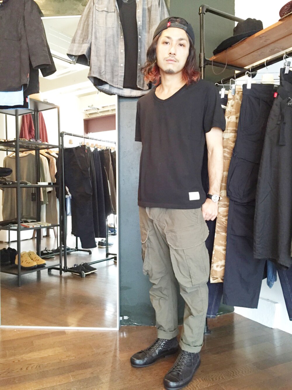 「ブーツ、夏、キャップ、Vネック、帽子、カーゴパンツ、仙台、スナップバック、VIRGO、無地T」｜「VIRGOwearworksのBlack（キャップ、ブラック系）」を使った、yusuke kanekoさん（メンズ・168cm）の夏コーディネートの1枚目の写真