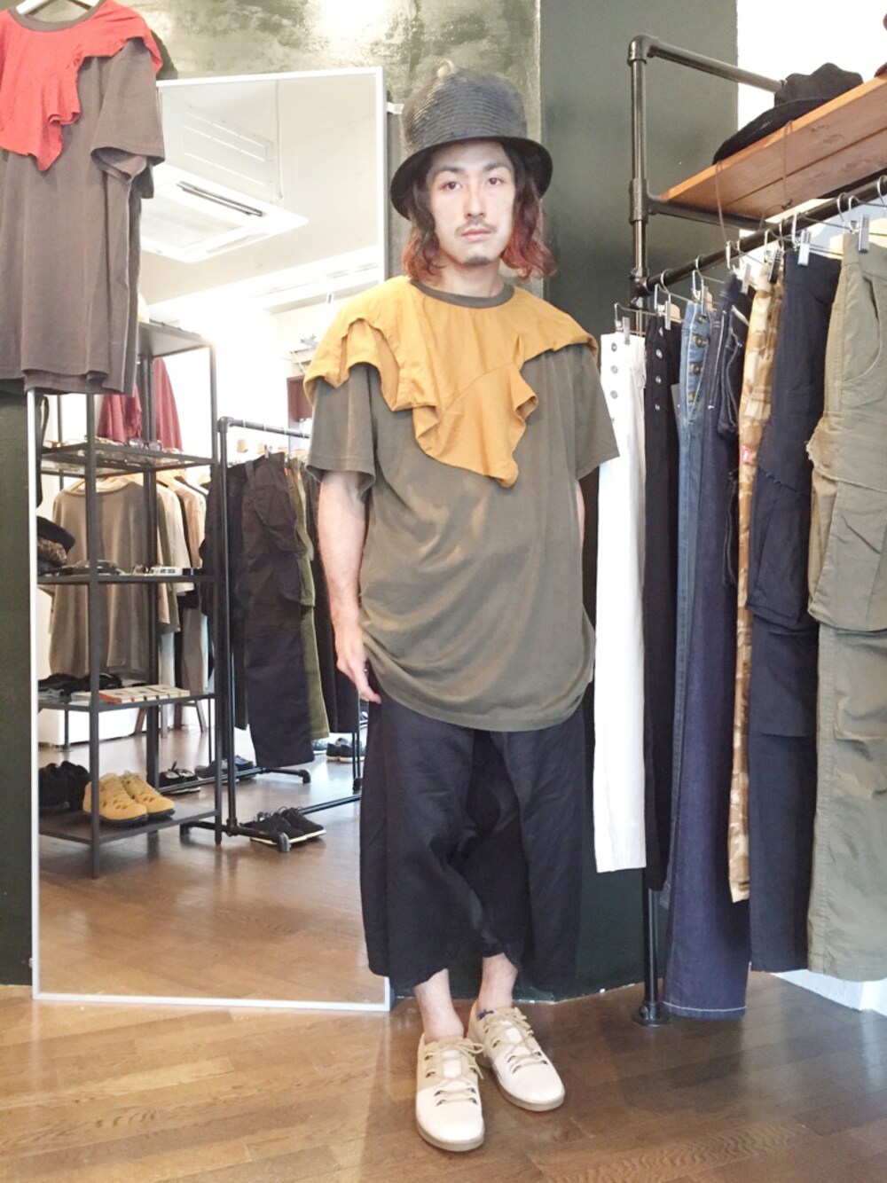 「ビッグシルエット、ハット、サルエルパンツ、帽子、変形、仙台、クロップドパンツ、ストローハット、むぎわら帽子」｜「SIVAのWRAPED COLLARS SHORT-SLEEVE TEE（Tシャツ/カットソー、その他）」を使った、yusuke kanekoさん（メンズ・168cm）の夏コーディネートの1枚目の写真