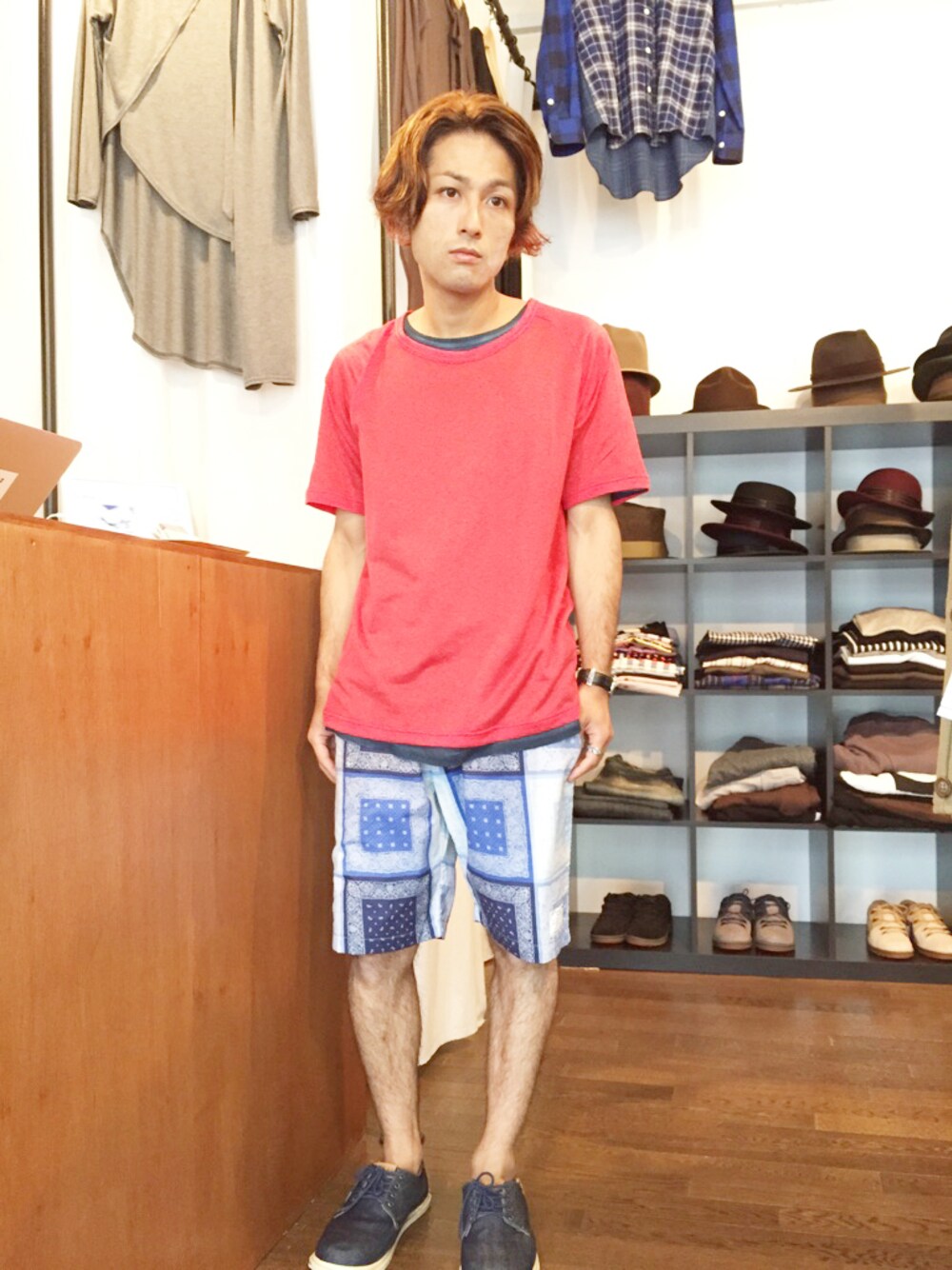 「レイヤードスタイル、休日スタイル、ハーフパンツ、仙台、青、ショーツ、ペイズリー、サマーニット、夏コーデ、青×赤」｜「VIRGOwearworksのGorgeous raglan knit（Tシャツ/カットソー、レッド系）」を使った、yusuke kanekoさん（メンズ・168cm）の夏コーディネートの1枚目の写真