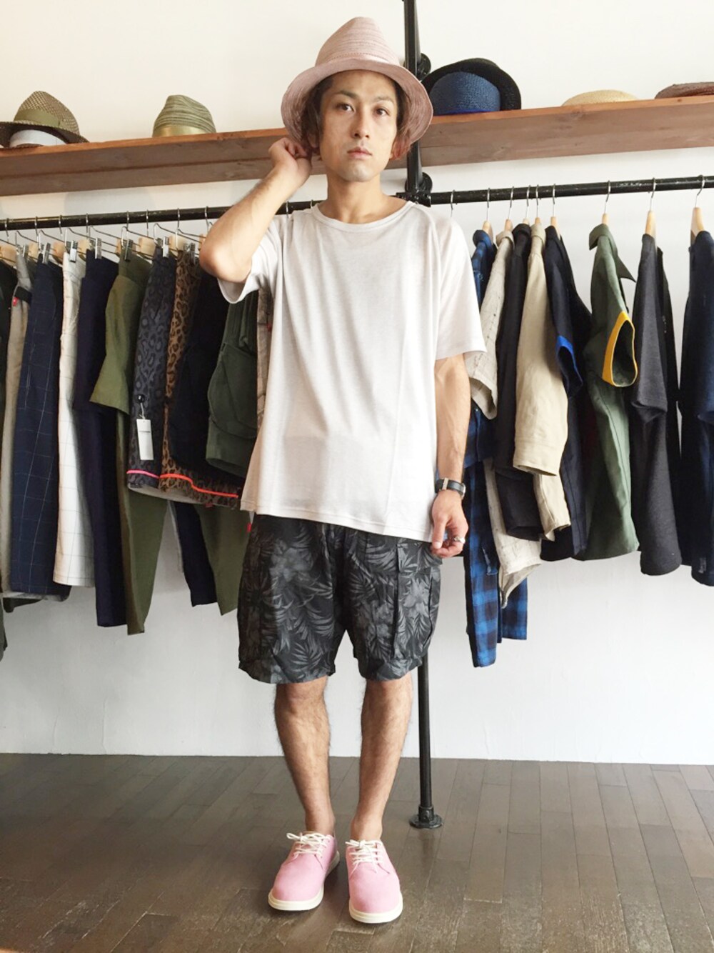 「ショートパンツ、ハット、帽子、仙台、ショーツ、アロハ柄、ストローハット、サマーニット、短パン、麦わら帽子」｜「VIRGOwearworksのGorgeous raglan summer knit（ニット/セーター、グレー系）」を使った、yusuke kanekoさん（メンズ・168cm）の夏コーディネートの1枚目の写真