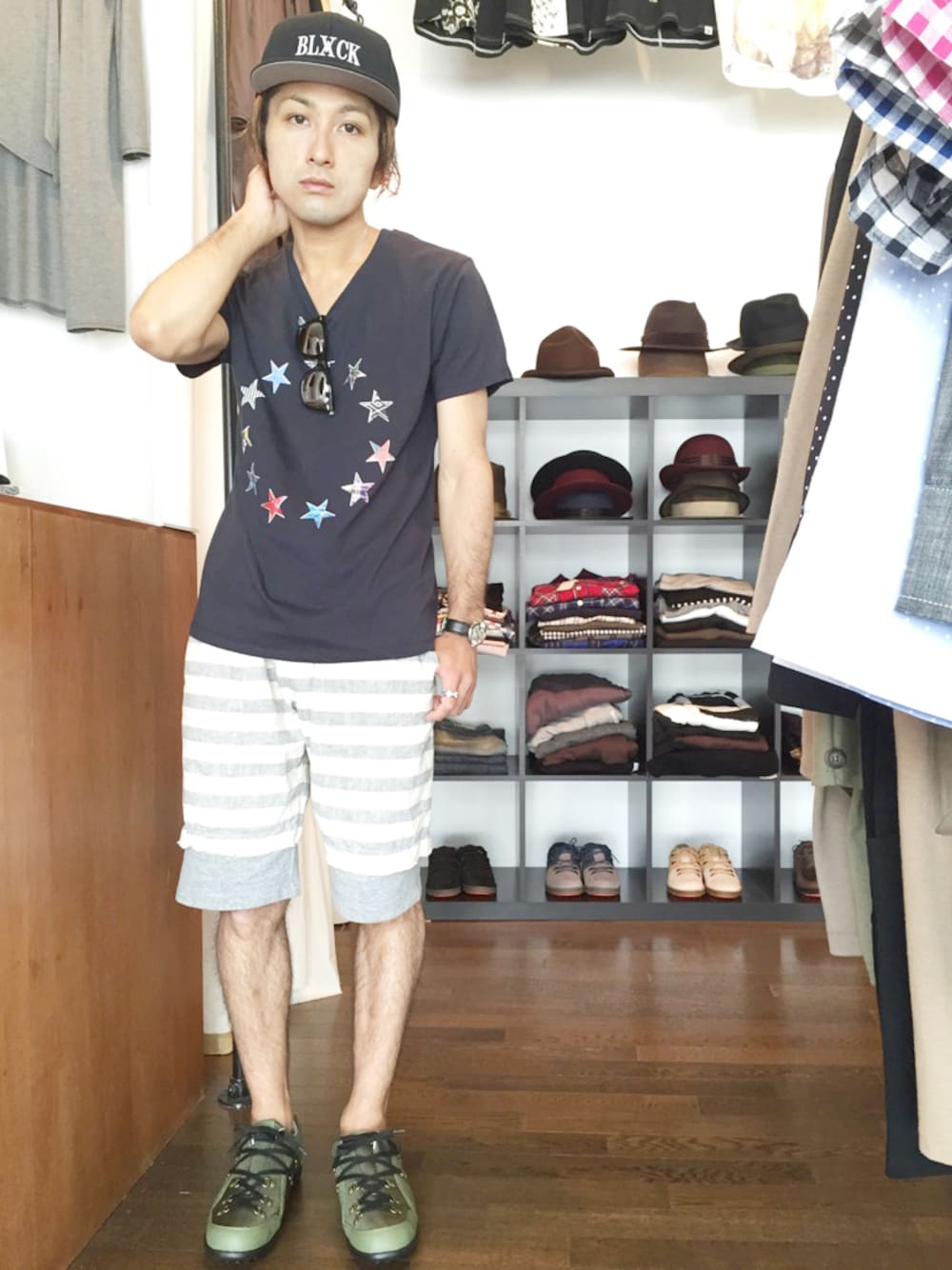 「スニーカー、ボーダー、夏、キャップ、Tシャツ、Vネック、スポーツミックス、仙台、スナップバック、ショーツスタイル」｜「quoltのSTAR TEE（Tシャツ/カットソー、ブルー系）」を使った、yusuke kanekoさん（メンズ・168cm）の夏コーディネートの1枚目の写真