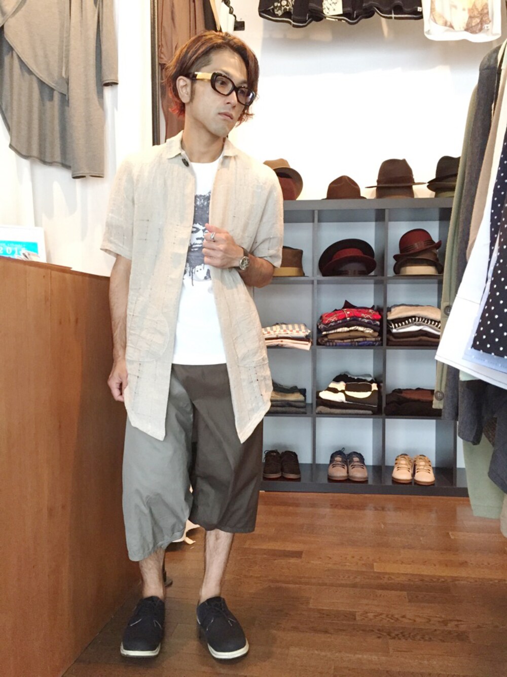 「シャツ、めがね、summer、サルエルパンツ、ロングシャツ、仙台、クロップドパンツ、ロング丈、シャツスタイル、サマースタイル」｜「VIRGOwearworksのMaverick long shirts（シャツ/ブラウス、ベージュ系）」を使った、yusuke kanekoさん（メンズ・168cm）の夏コーディネートの1枚目の写真