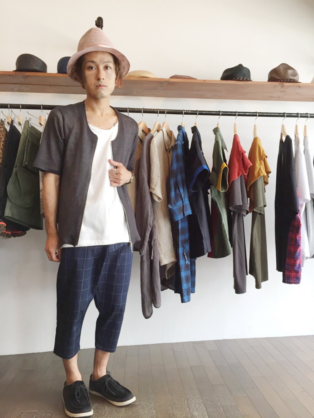 「カーディガン、ホワイト、ピンク、夏、ハット、サルエルパンツ、仙台、クロップドパンツ、ウィンドウペン、ストローハット」｜「VIRGOwearworksのLaborer zip cardigan（カーディガン/ボレロ、ブラック系）」を使った、yusuke kanekoさん（メンズ・168cm）の夏コーディネートの1枚目の写真