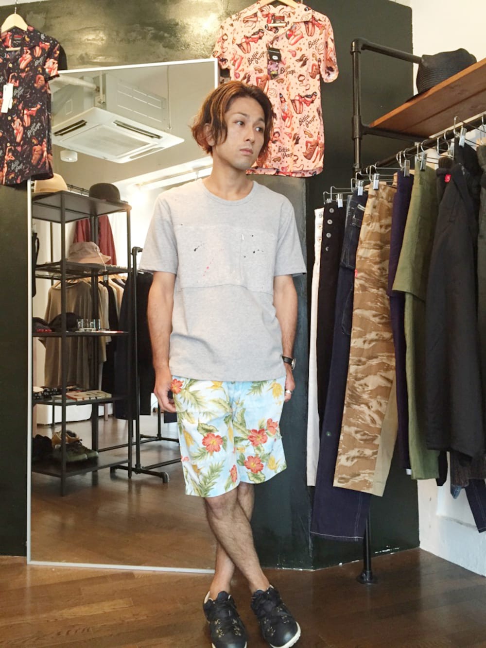 「グレー、夏、ショートパンツ、Tシャツ、仙台、ラフ、アロハ柄、夏コーデ、ボタニカル柄、サマースタイル」｜「quoltのPAINT CUTSEW（Tシャツ/カットソー、グレー系）」を使った、yusuke kanekoさん（メンズ・168cm）の夏コーディネートの1枚目の写真