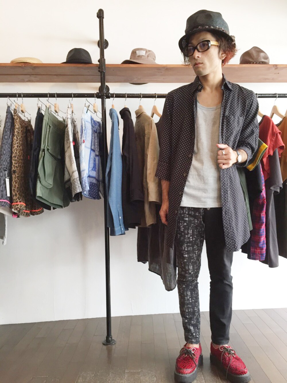 「スキニー、ラバーソール、めがね、ハット、ロングシャツ、仙台、ドット柄、ストローハット、夏コーデ、黒スキニー」｜「THE LOVE PARADEの5th SLEEB LONG SHIRTS（シャツ/ブラウス、ブラック系）」を使った、yusuke kanekoさん（メンズ・168cm）の夏コーディネートの1枚目の写真