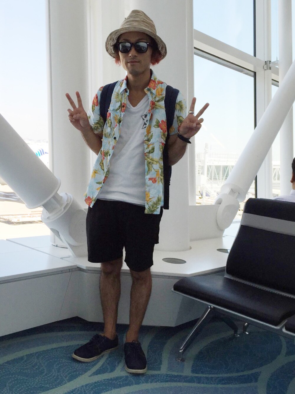 「夏、ハット、ストローハット、サングラス、ショートパンツ、膝上ショーツ、サマースタイル、アロハシャツ、夏休み、リゾートスタイル」｜「VIRGOwearworksのClash passion shirts（シャツ/ブラウス、ブルー系）」を使った、yusuke kanekoさん（メンズ・168cm）の夏コーディネートの1枚目の写真