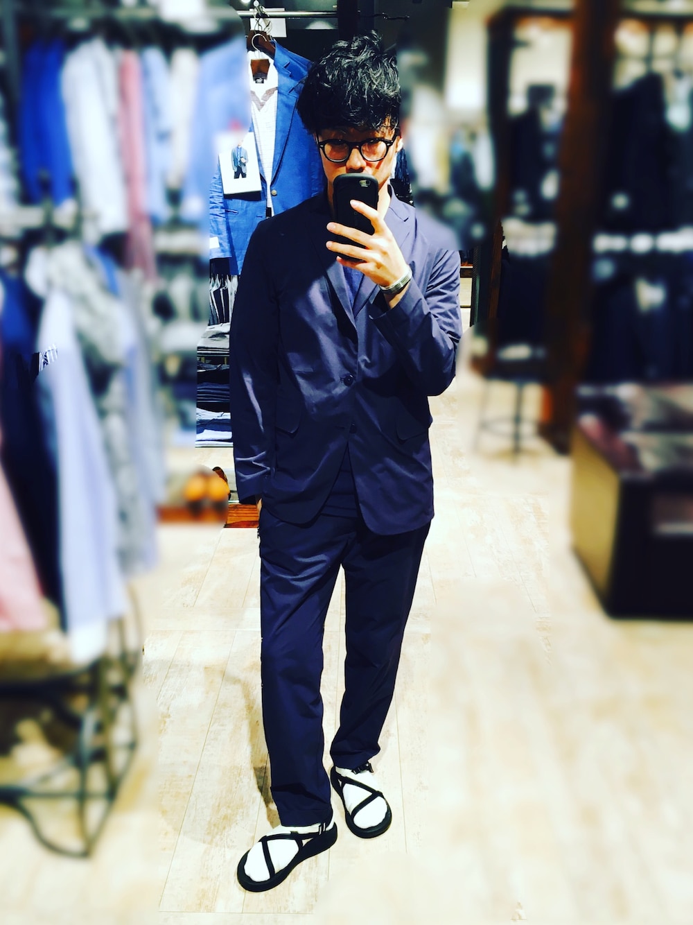 「DESCENTE ALLTERRAINのアイテム（テーラードジャケット、ブルー系）」を使った、T.karasawaさん（メンズ・171cm）の春コーディネートの1枚目の写真
