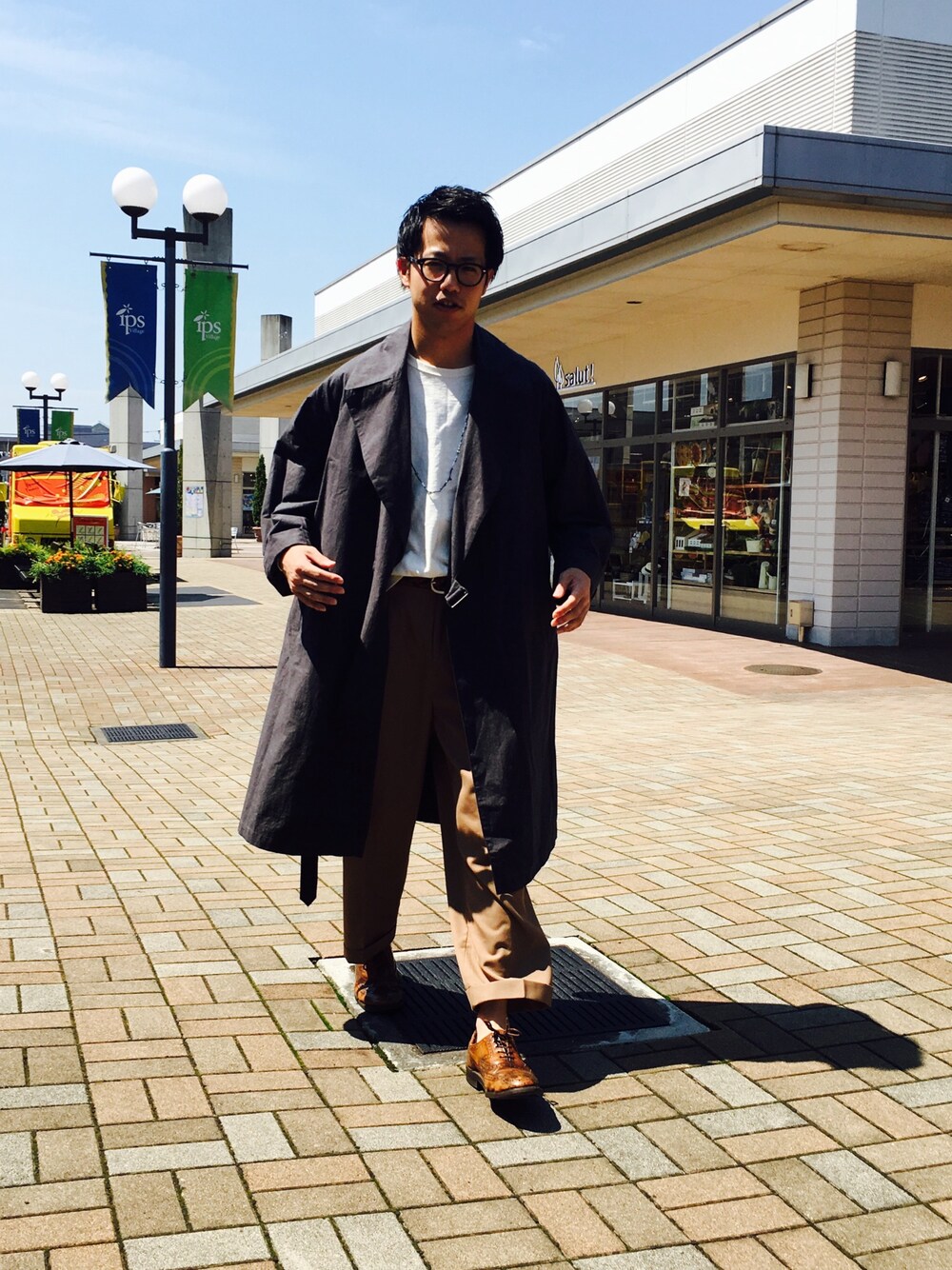 「COMOLIのアイテム（トレンチコート、グレー系）」を使った、T.karasawaさん（メンズ・171cm）の夏コーディネートの1枚目の写真