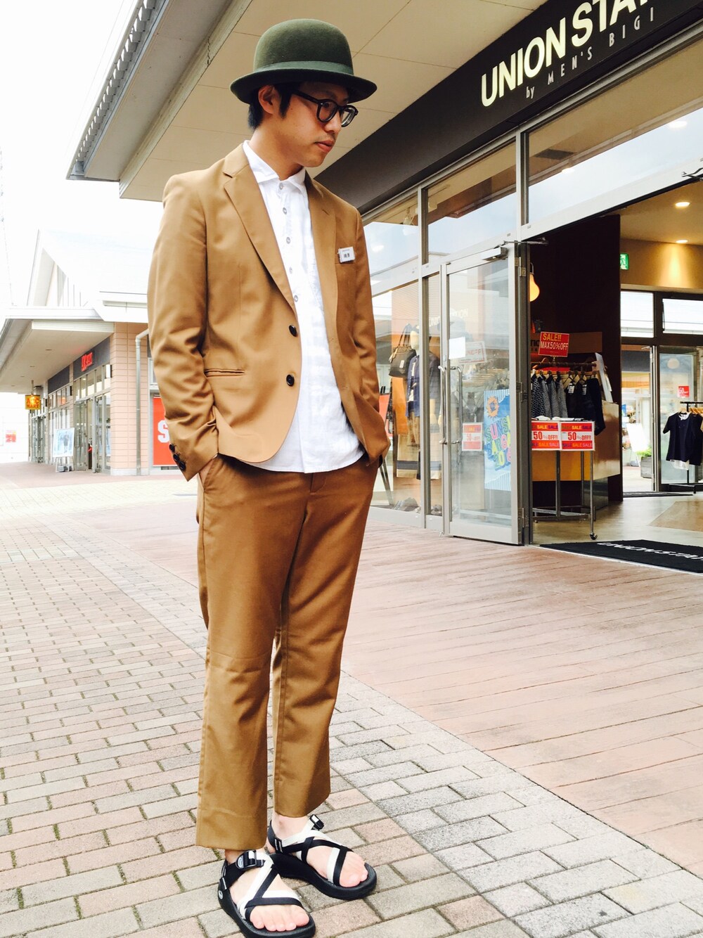 「UNION STATIONのアイテム（テーラードジャケット、ベージュ系）」を使った、T.karasawaさん（メンズ・171cm）の夏コーディネートの1枚目の写真