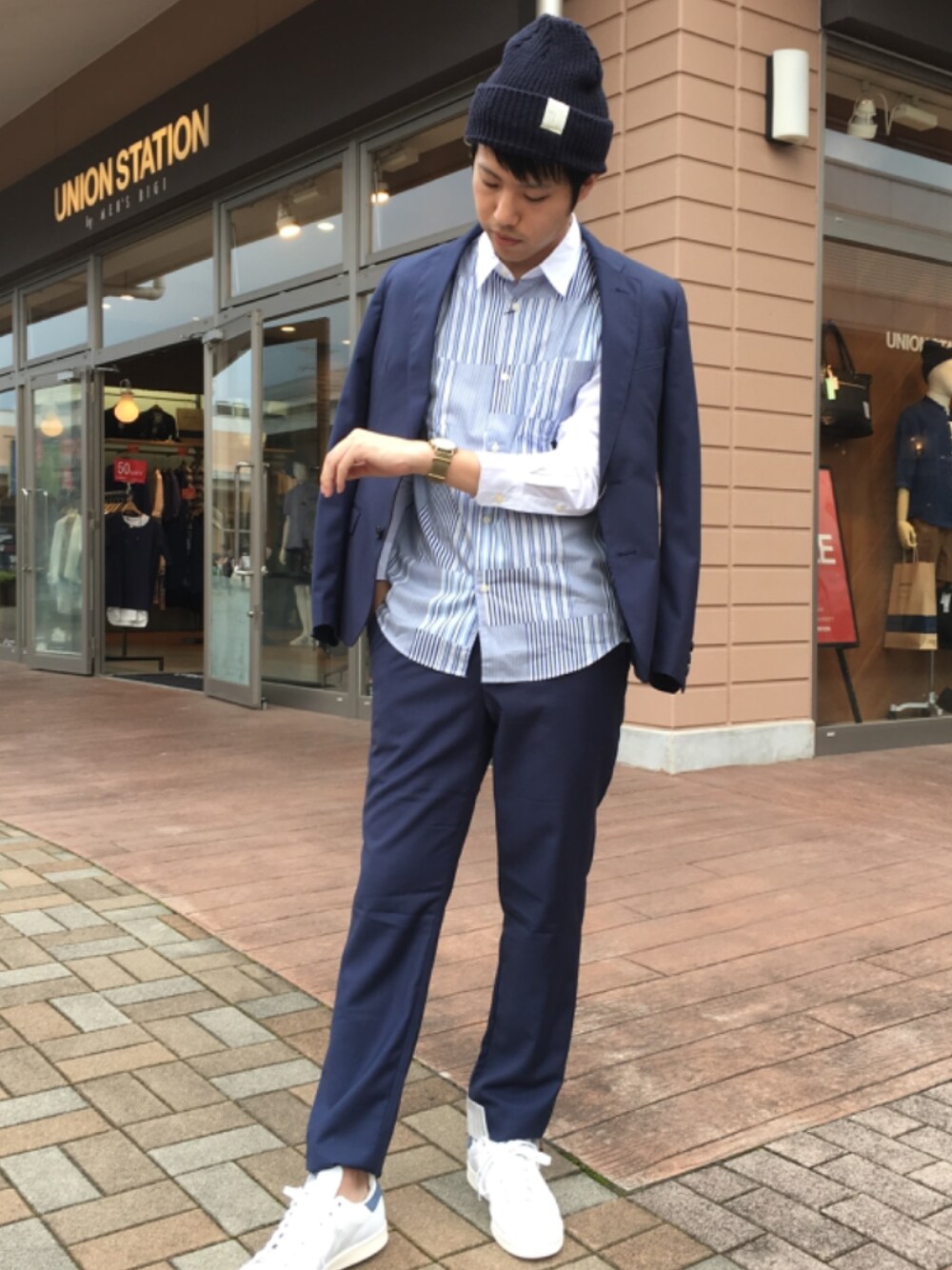 ブルー系のシャツ/ブラウス、ブルー系のテーラードジャケット、ブルー系のスラックスを着用したメンズの夏コーディネートの1枚目の写真