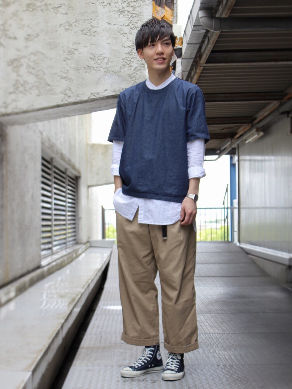 「Junred、レイヤードスタイル、ワイドパンツ、コンバース、ハイカットスニーカー」｜「JUNREDのデニム布帛コンビＴシャツ（Tシャツ/カットソー、ブルー系）」を使った、SHUNSUKEさん（メンズ・184cm）の夏コーディネートの1枚目の写真