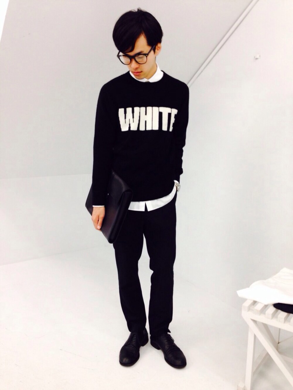 「STUDIOUS南堀江、STUDIOUS、White Mountaineering、soe、プレッピー、革靴」｜「soeのアイテム（その他パンツ、ブラック系）」を使った、竹内 孜介さん（メンズ・171cm）の夏コーディネートの1枚目の写真