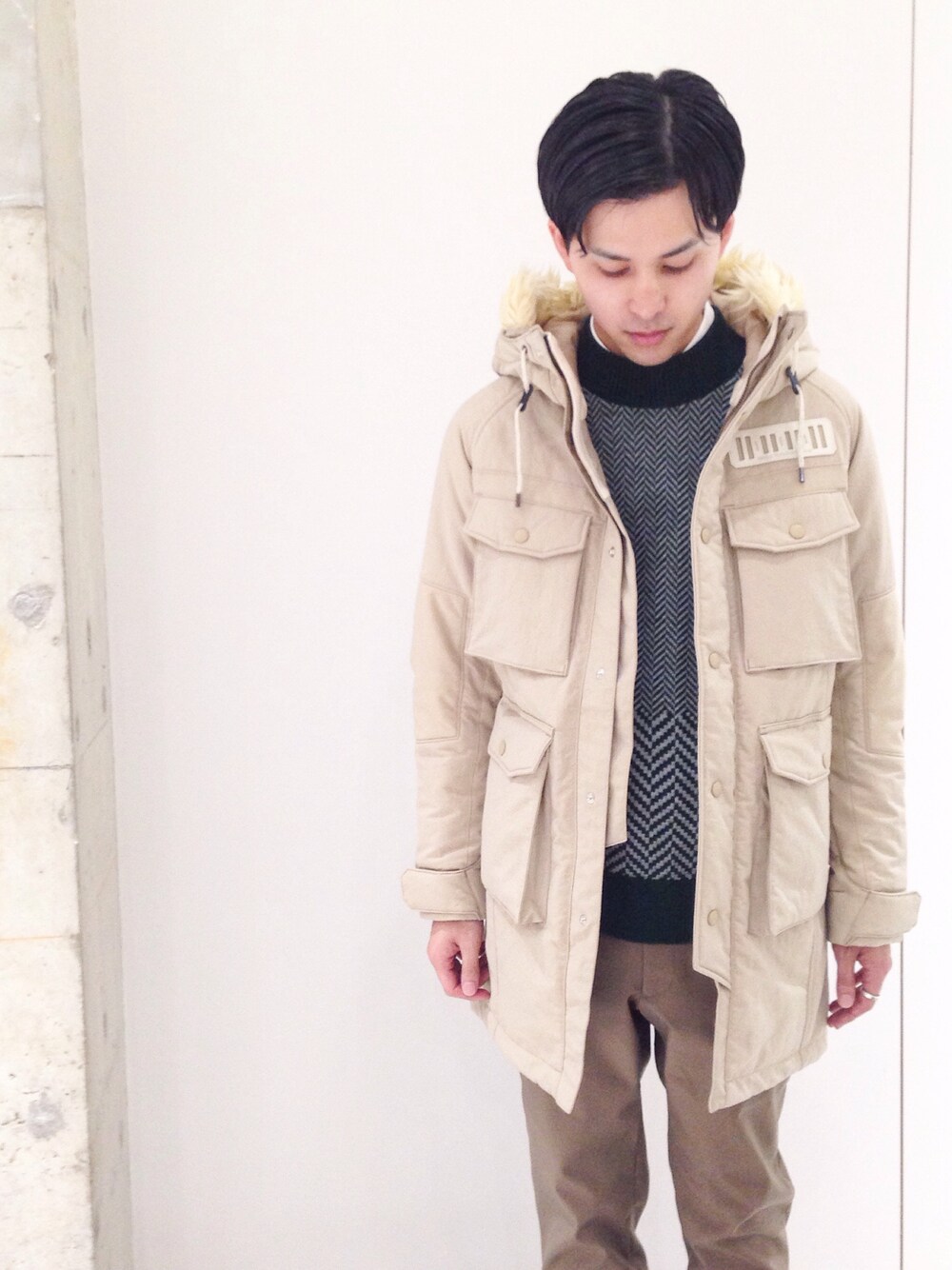 「ダウンジャケット、ニット、ウールパンツ、雨の日コーデ、プリマロフト、STUDIOUS、whitemountaineering」｜「WHITE MOUNTAINEERINGのアイテム（ダウンジャケット/コート、ベージュ系）」を使った、竹内 孜介さん（メンズ・171cm）の秋コーディネートの1枚目の写真