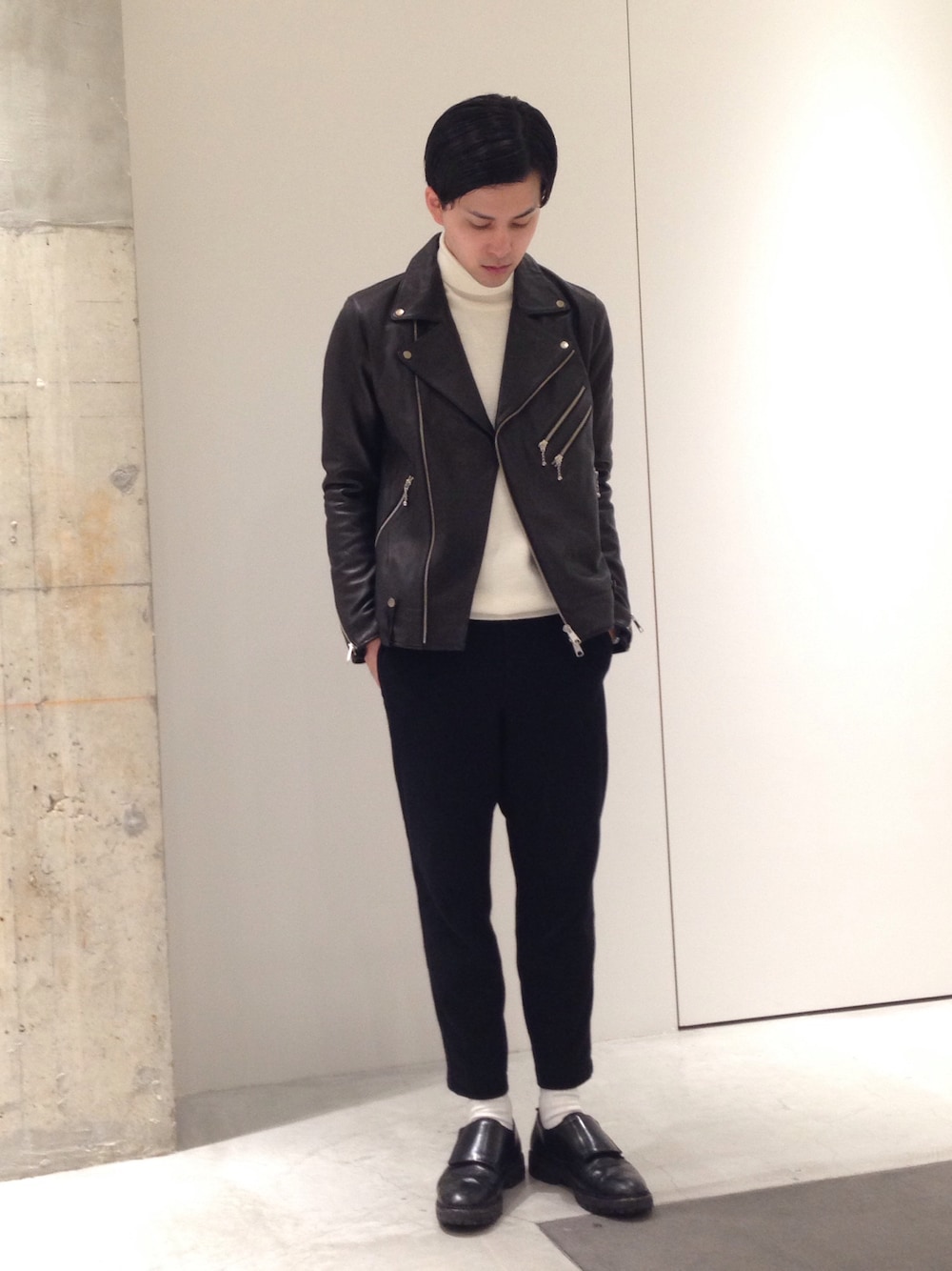 ブラック系のライダースジャケット、ブラック系のスラックスを着用したメンズの冬コーディネートの1枚目の写真