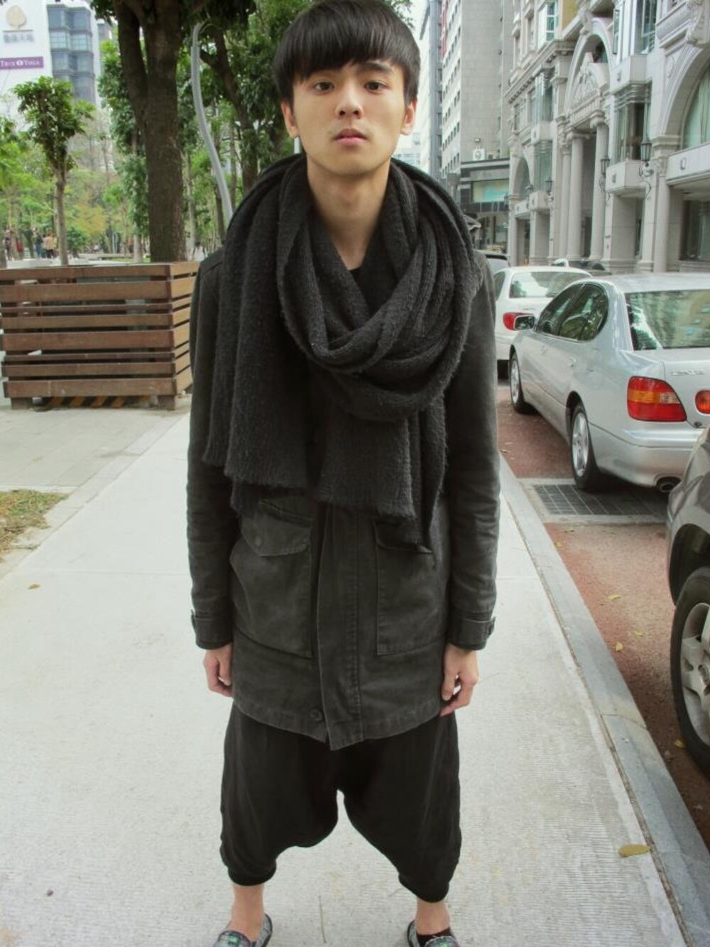 「vintage、Taiwan、immense、oldschool、sanuk、korea style」｜「UNIQLOのアイテム（Tシャツ/カットソー、ブラック系）」を使った、yoyoさん（メンズ・171cm）の夏コーディネートの1枚目の写真